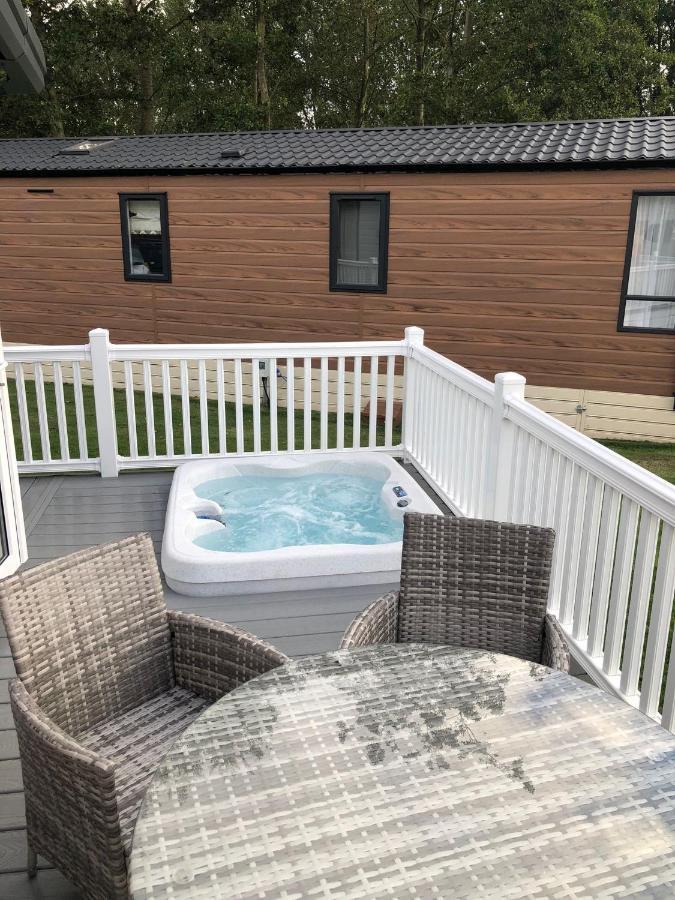 The Poplars Lodge With Hot Tub York Exterior foto