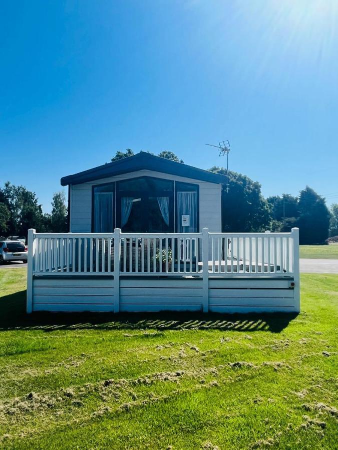 The Poplars Lodge With Hot Tub York Exterior foto