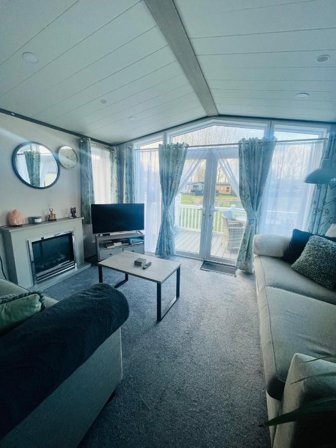 The Poplars Lodge With Hot Tub York Exterior foto